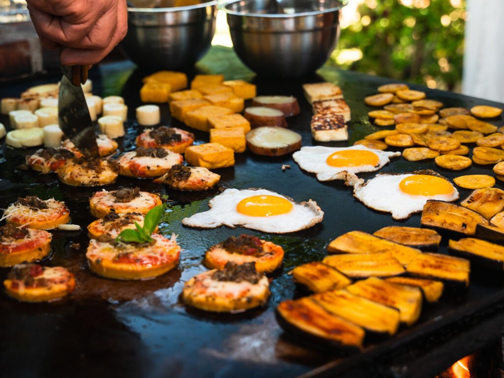 Mesa com alimentos preparados na chapa
